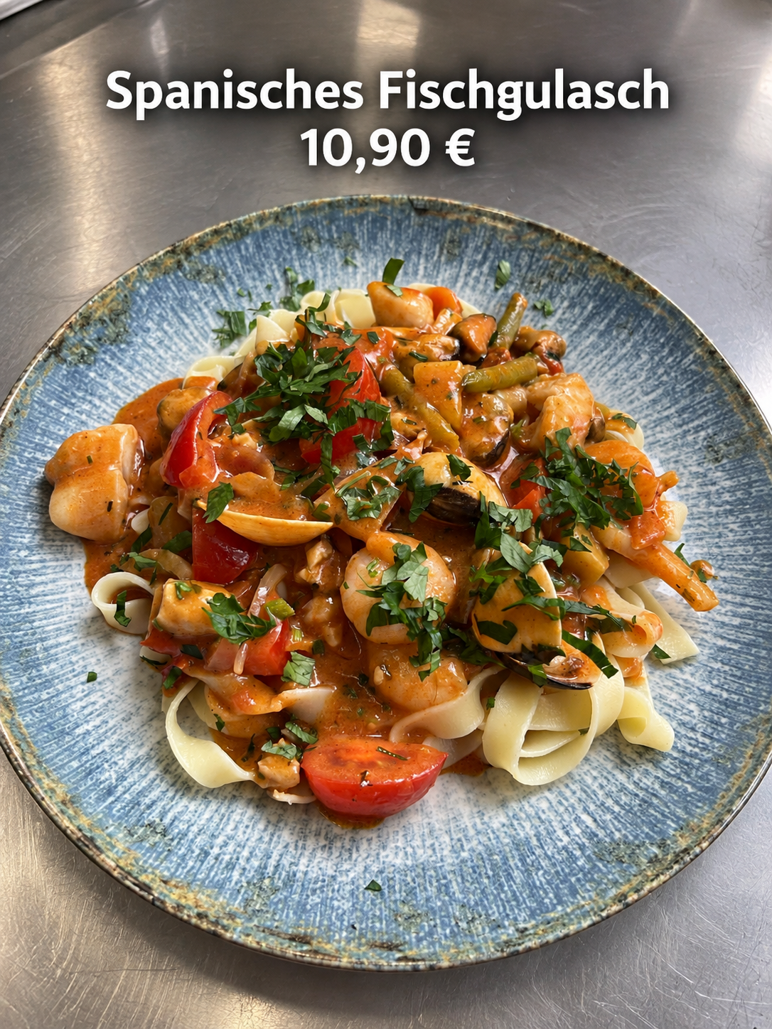 Spanisches Fischgulasch auf einem blauen Teller
